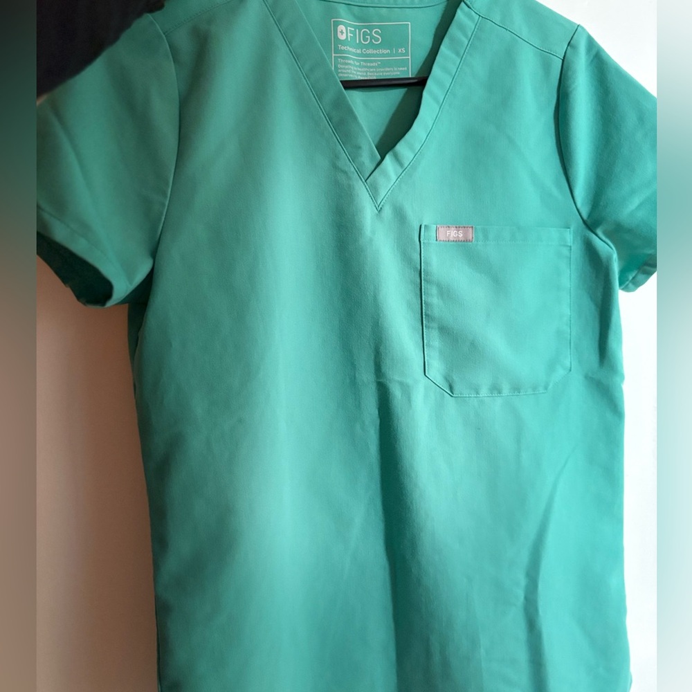 Women’s Figs Catarina scrub top size small color oasis